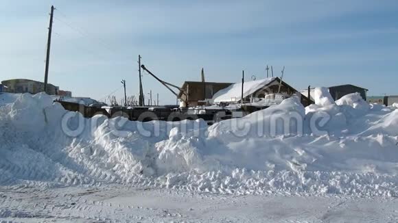 雪堆在通往阿纳德尔机场和一个废弃村庄的路上视频的预览图
