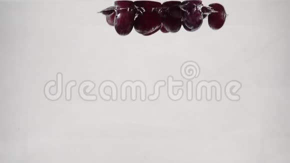 视频红葡萄慢动作一串成熟的葡萄浸泡在水里有气泡视频的预览图