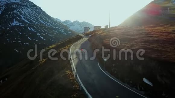 骑自行车的人爬上日落山的岔路口视频的预览图