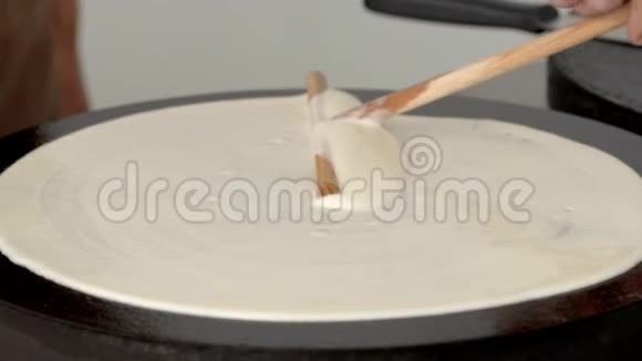 在圆形的盘子里慢慢煮面饼视频的预览图