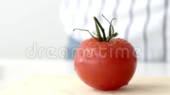 家庭主妇慢慢地把番茄切成块放在木板上视频的预览图