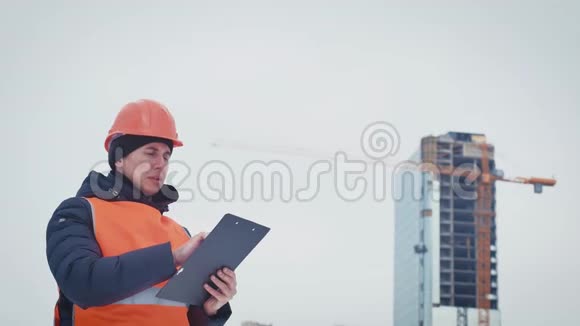 商业建筑文书工作和人的概念幸福的建设者在硬帽与剪贴板在施工现场视频的预览图