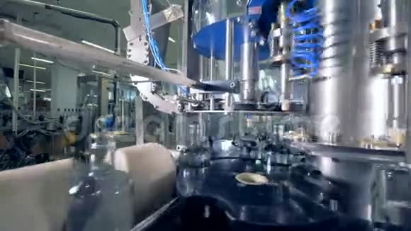 工厂设备在瓶子上放置盖子关闭自动化工业设备视频的预览图