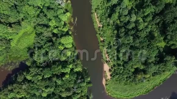 从河面的高处俯瞰美景视频的预览图