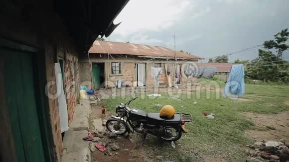 在一个荒无人烟的贫困村里的房子后院的景色鸡在院子里走来走去不是人视频的预览图