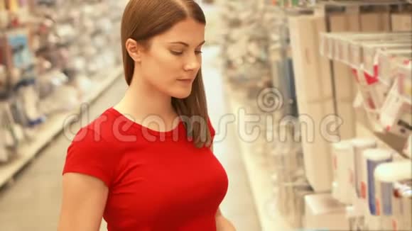 快乐迷人的女人穿着红色t恤购物中心买篮子消费主义购物主义概念视频的预览图