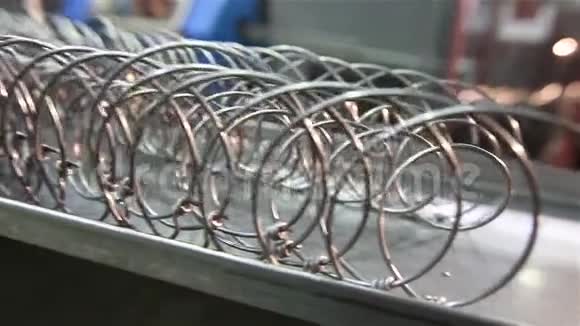 生产弹簧的工厂一台生产弹簧的机器一台弹簧走出机器弹簧块视频的预览图