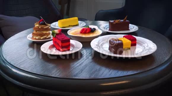 甜点桌美味的巧克力蛋糕甜点视频的预览图