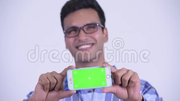 年轻的印度嬉皮士展示电话的脸视频的预览图
