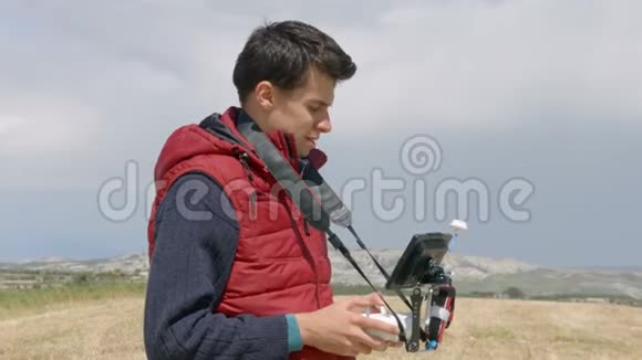 男子控制四机飞行专业摄影师拍摄空中录像视频的预览图