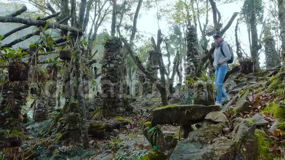 一个女人在越南的森林里散步视频的预览图