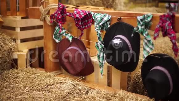 牛仔帽和围巾挂在篱笆上视频的预览图