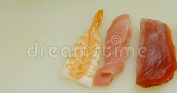 男厨师数着厨房里的各种寿司视频的预览图
