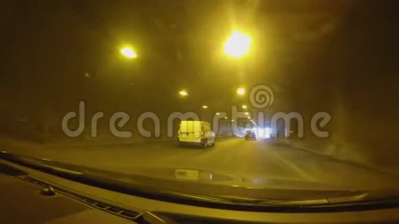 汽车在黑暗隧道尽头高速朝光明行驶视频的预览图