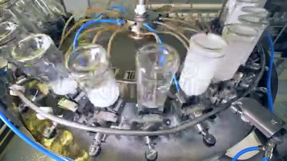 工厂洗涤设备在工作俯视视频的预览图