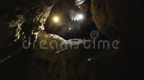 5他在山洞里找到了危险的通道视频的预览图