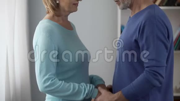 退休夫妇调情男人牵着女人的手亲吻他们吸引人视频的预览图