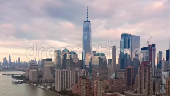 在曼哈顿下城的天际线上缓慢旋转视频的预览图