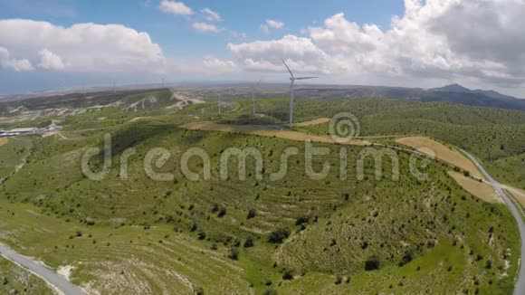 地中海替代能源风力涡轮机鸟瞰视频的预览图
