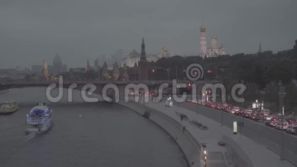 莫斯科克里姆林宫和博尔斯霍伊卡门尼游艇交通繁忙视频的预览图