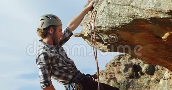 登山者试图借助绳索爬上山坡视频的预览图