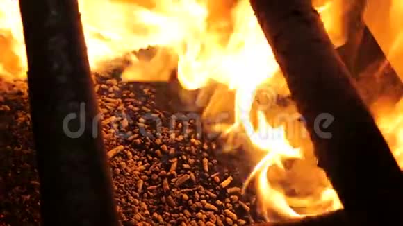 替代燃料托盘在工业锅炉中燃烧现代木材燃烧锅炉视频的预览图