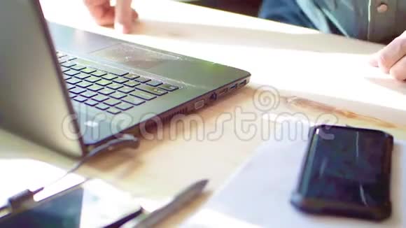 男人手在办公桌上的笔记本电脑上打字业务概念视频的预览图