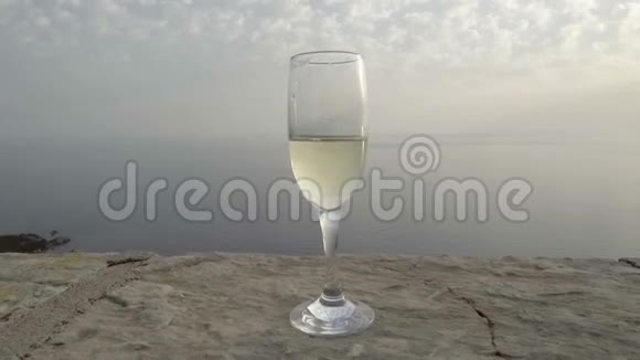 一杯香槟迎着大海视频的预览图