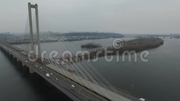 以基辅市为背景通过基辅铁路大桥进行公路交通的空中摄影视频的预览图