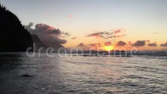 日落沿纳帕利海岸在秋季从Keae海滩的考艾岛夏威夷视频的预览图