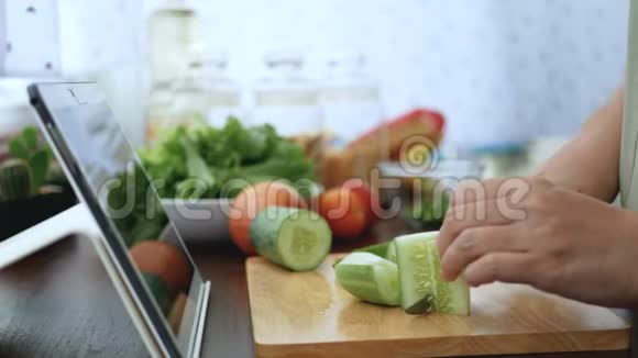4K女性手工切割和切片黄瓜准备烹饪原料遵循烹饪在线视频剪辑网站上通过平板电脑视频的预览图