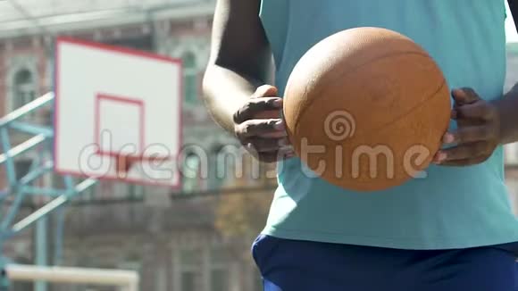 职业篮球运动员持球鼓励年轻人运动视频的预览图