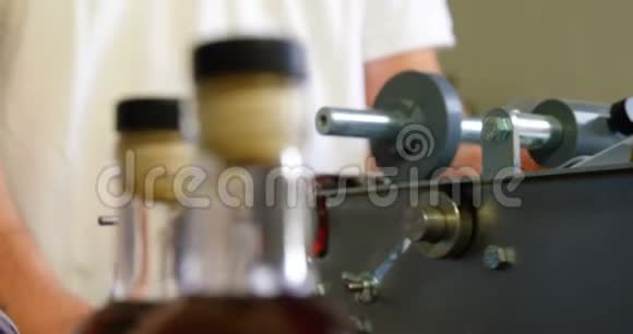 4k工厂安排酒瓶子的男工视频的预览图