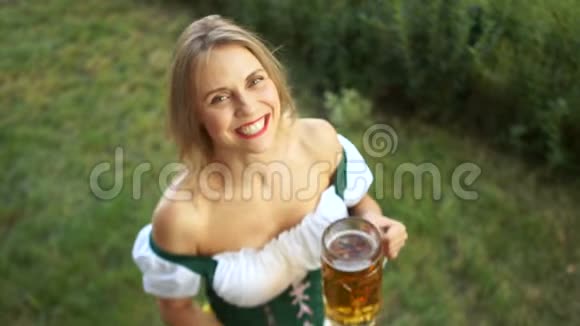 节日啤酒节上美丽的女孩女人穿着巴伐利亚传统服装喝啤酒视频的预览图