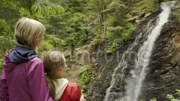 一家人在看山瀑布视频的预览图