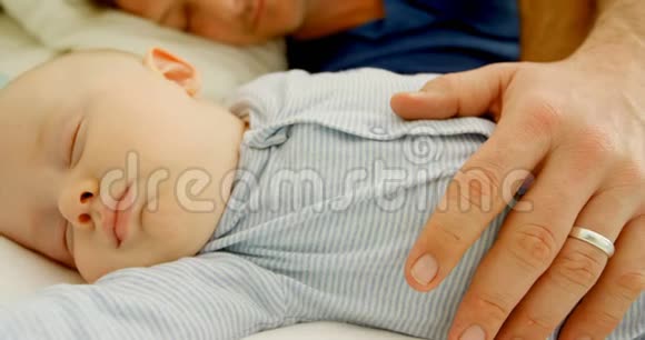 父亲和海湾男孩睡在卧室4k视频的预览图