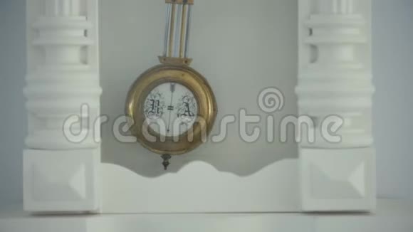 老式挂钟钟摆钟与铃声在老式室内设计有钟摆的古代钟很近视频的预览图
