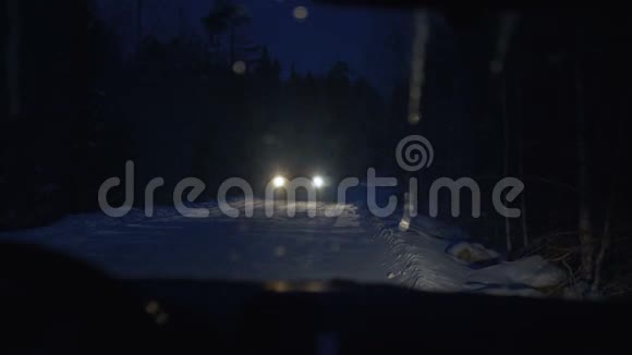 一辆卡车在冬季沿着一条森林道路行驶视频的预览图