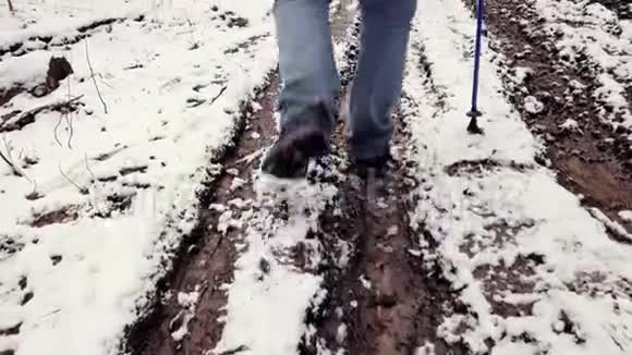 人在徒步旅行时穿过泥坑视频的预览图