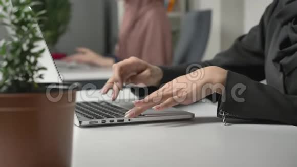 女性手在键盘上打字特写穿粉色头巾的女孩办公室商业工作妇女视频的预览图