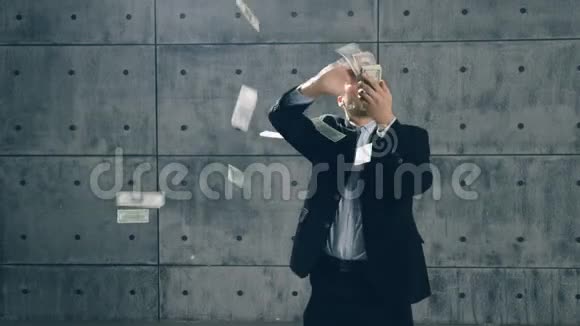 穿着正式西装跳舞扔钱的男人视频的预览图