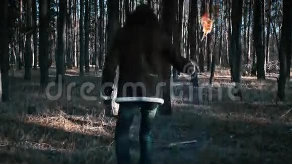 他拿着火炬穿过森林视频的预览图