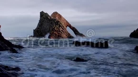 在一个秋天的暴风雨午后汹涌的海浪拍打着苏格兰的海岩堆视频的预览图