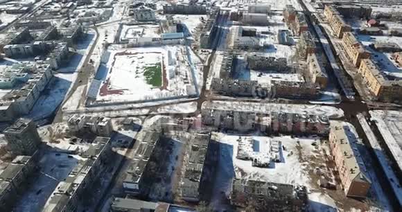 无人机在一个小镇上的鸟瞰图冬季低五层的房屋视频的预览图