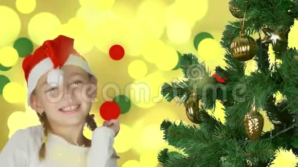 红色绿色和金色灯光背景圣诞老人戴着红帽子在圣诞树旁跳舞的快乐少女年轻快乐视频的预览图