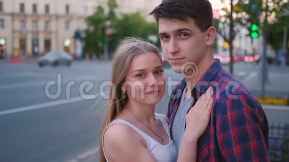恋爱关系幸福夫妻拥抱街市区视频的预览图