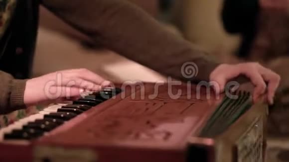 手部手风琴乐器的特写细节剪辑手指按钮弹手风琴的细节视频的预览图