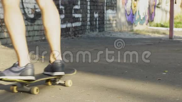 玩滑板的人在街上骑着滑板玩得开心年轻的亚文化爱好视频的预览图