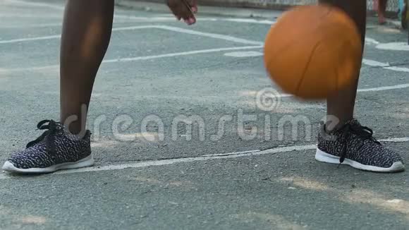运动员训练运球在运动场上打篮球慢动作视频的预览图