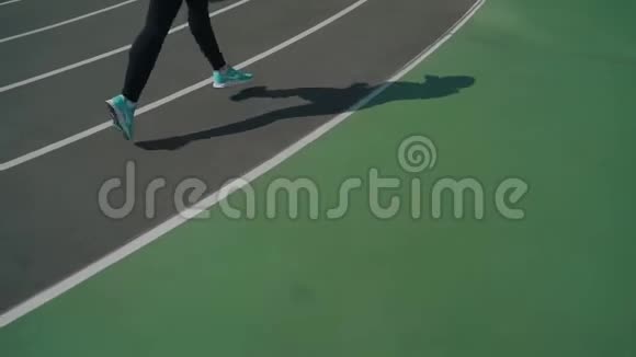 在体育场跑步机上跑步的女孩视频的预览图